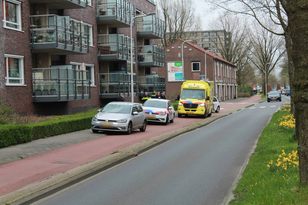 Fietser gewond nadat deze op voorruit van auto belandt