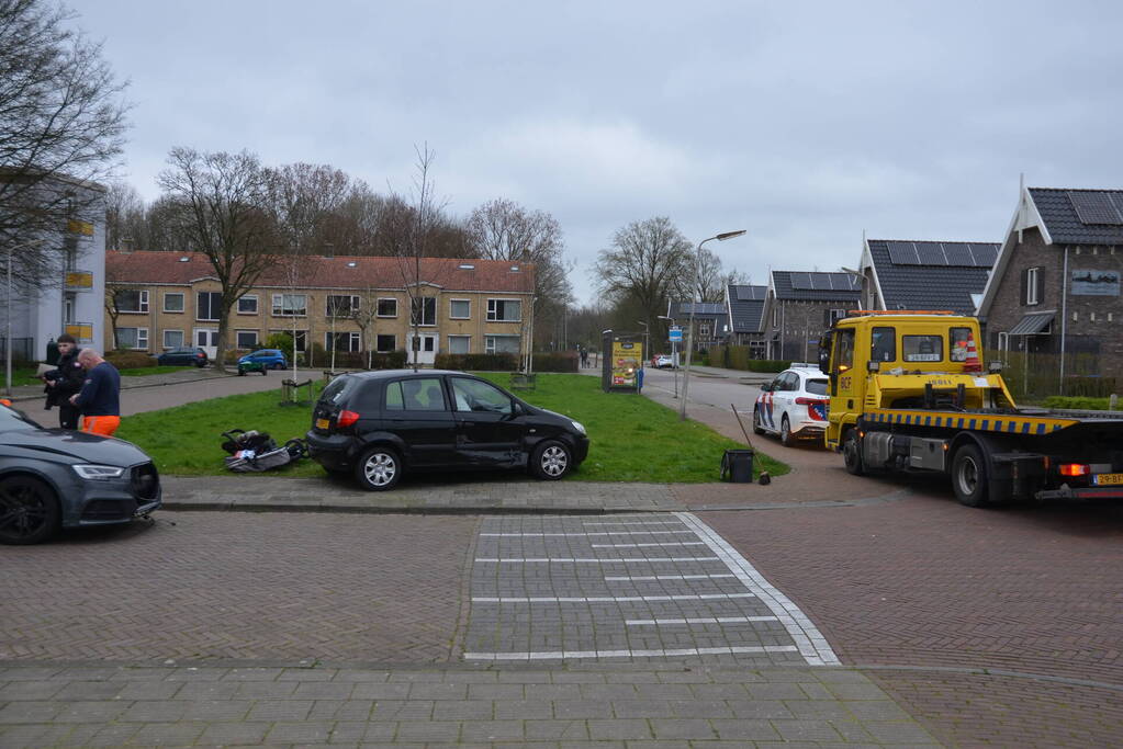 Twee personenauto's met elkaar in botsing