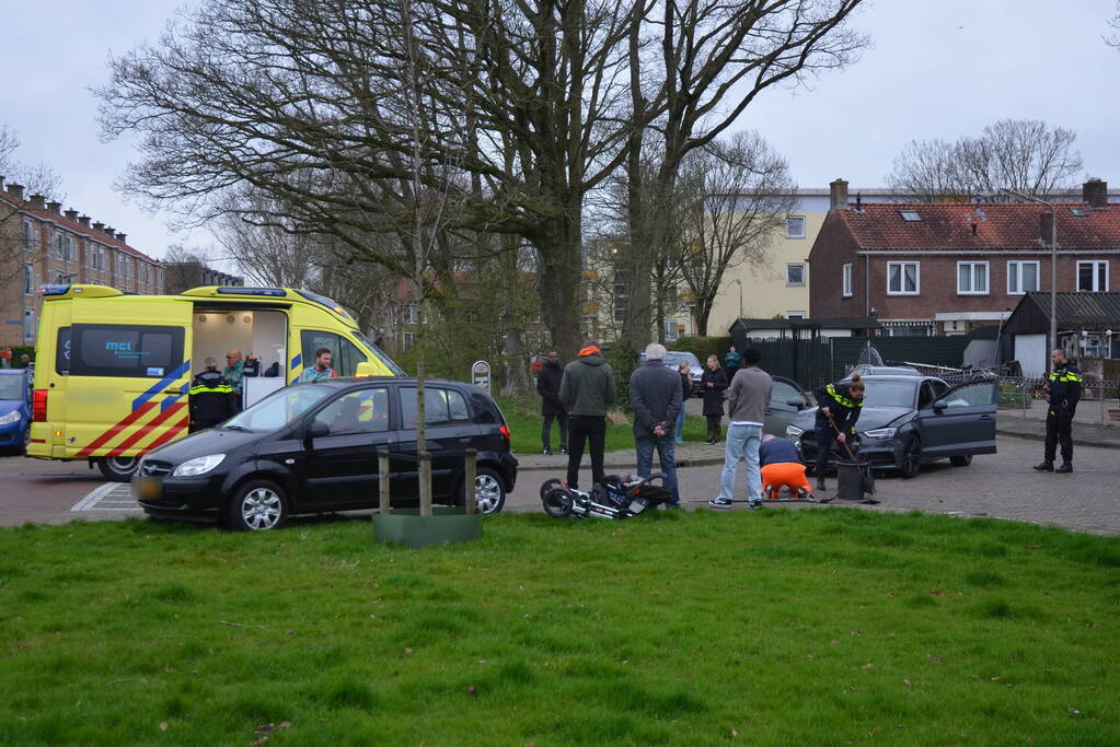 Twee personenauto's met elkaar in botsing