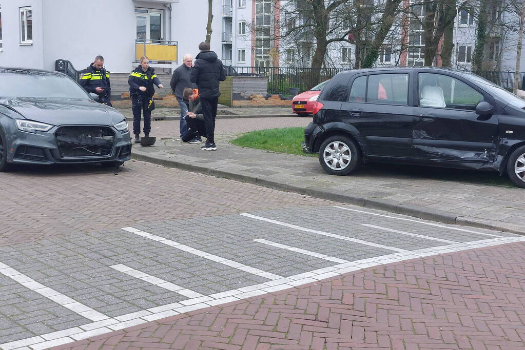 Twee personenauto's met elkaar in botsing