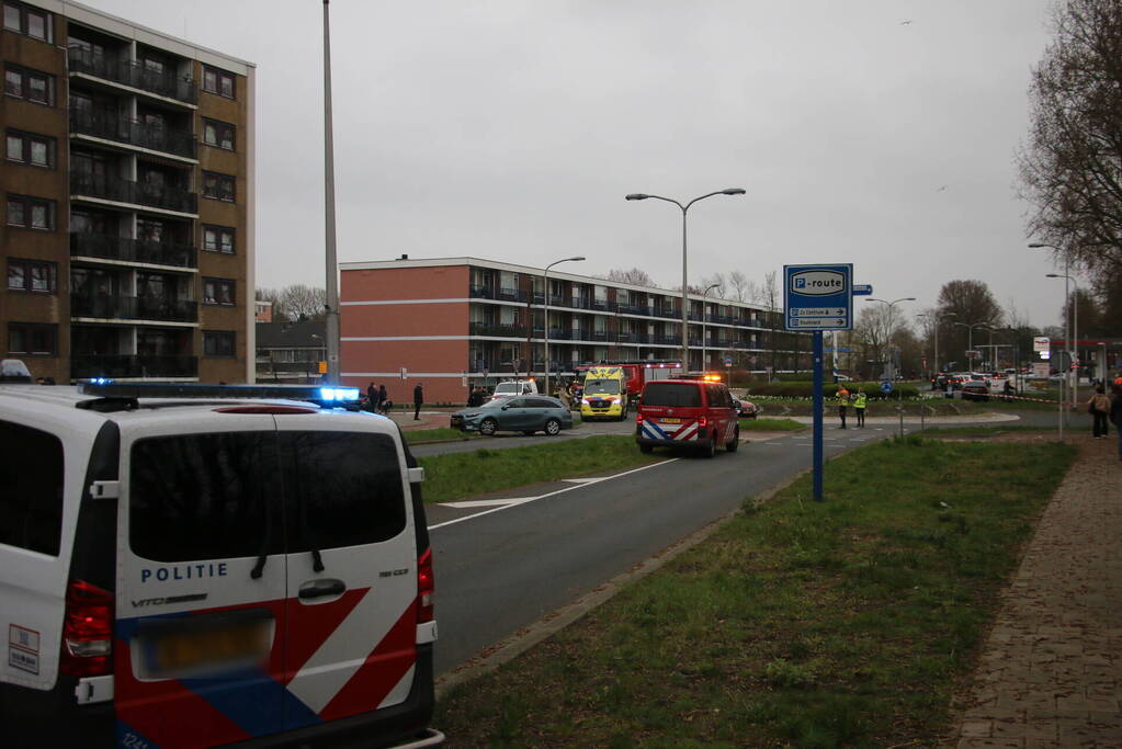 Scooter in botsing met auto op rotonde