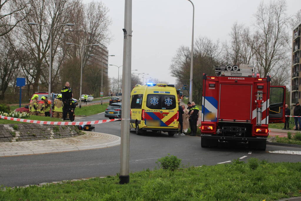 Scooter in botsing met auto op rotonde