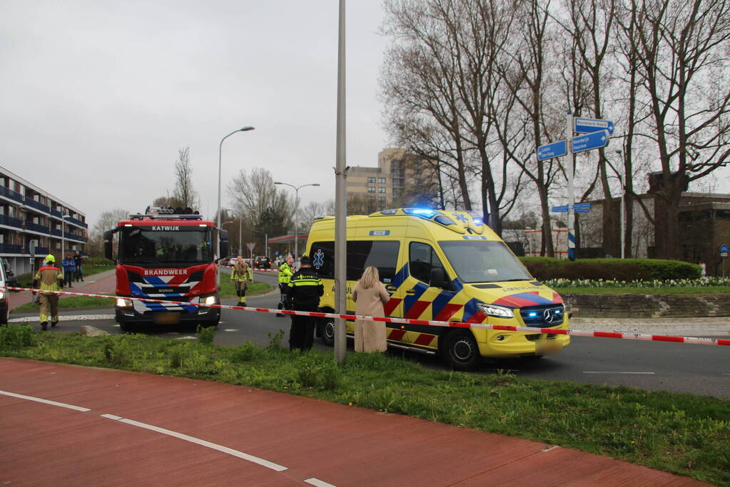 Scooter in botsing met auto op rotonde