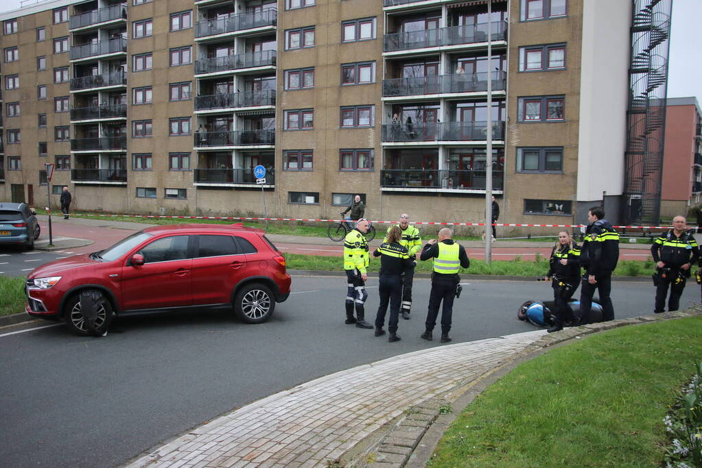 Scooter in botsing met auto op rotonde