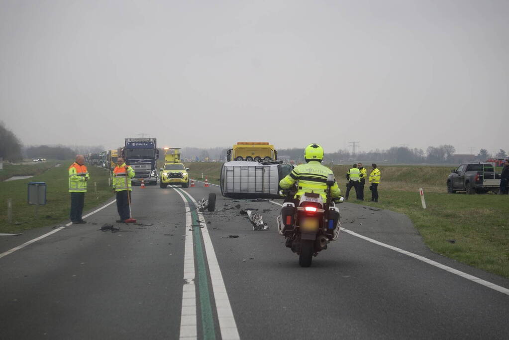 Bestelwagen belandt op zijn kant