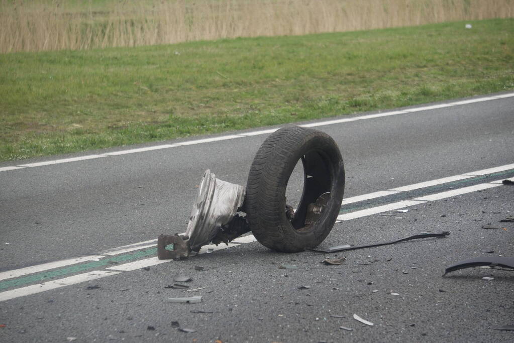 Bestelwagen belandt op zijn kant
