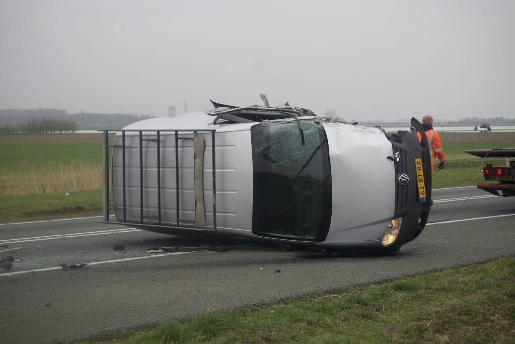 Bestelwagen belandt op zijn kant