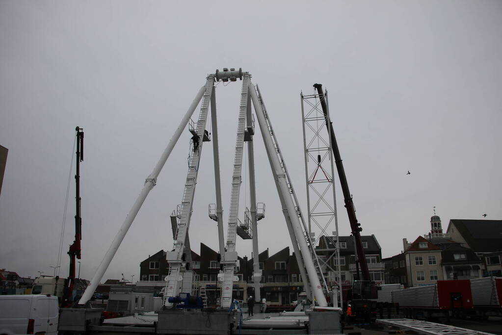 Opbouw grootste reuzenrad langs de kust in volle gang