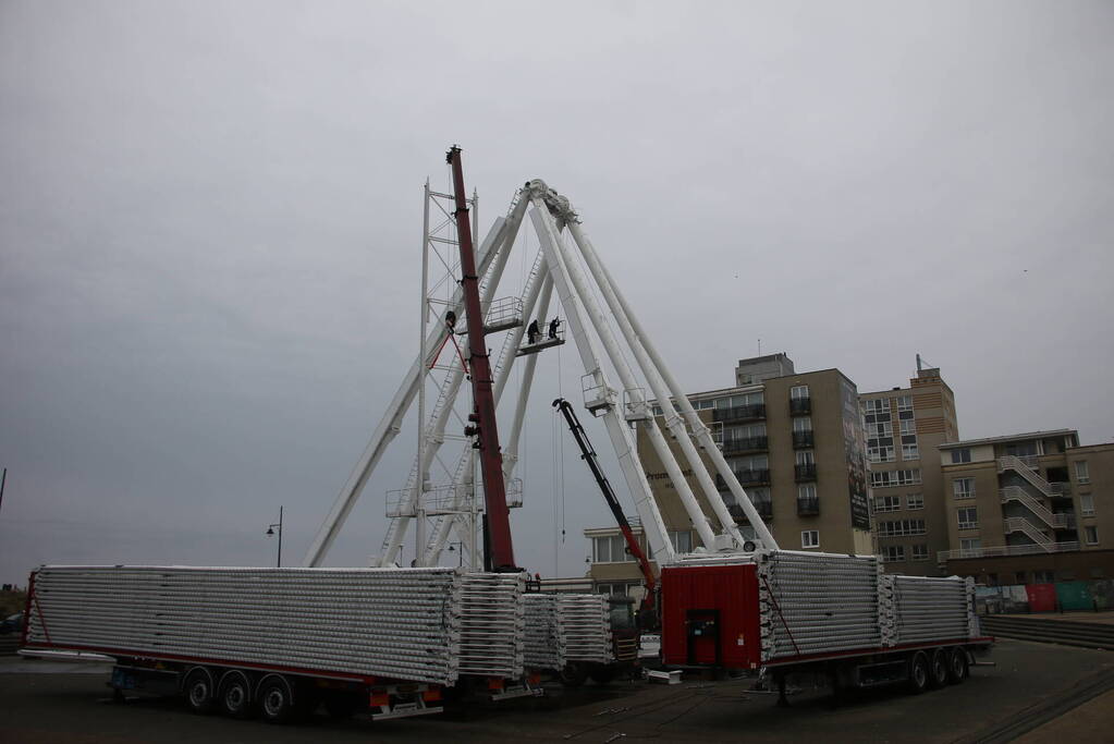 Opbouw grootste reuzenrad langs de kust in volle gang