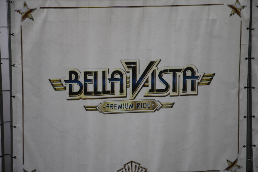 Opbouw grootste reuzenrad langs de kust in volle gang