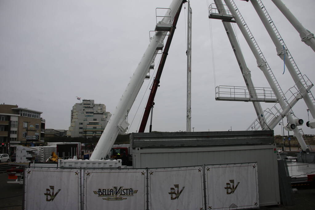 Opbouw grootste reuzenrad langs de kust in volle gang