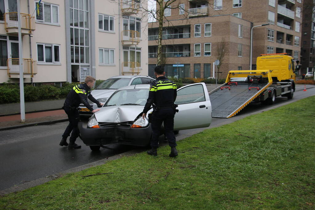Automobilist klapt op boom