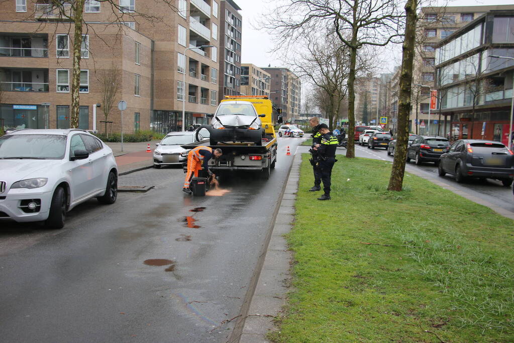 Automobilist klapt op boom