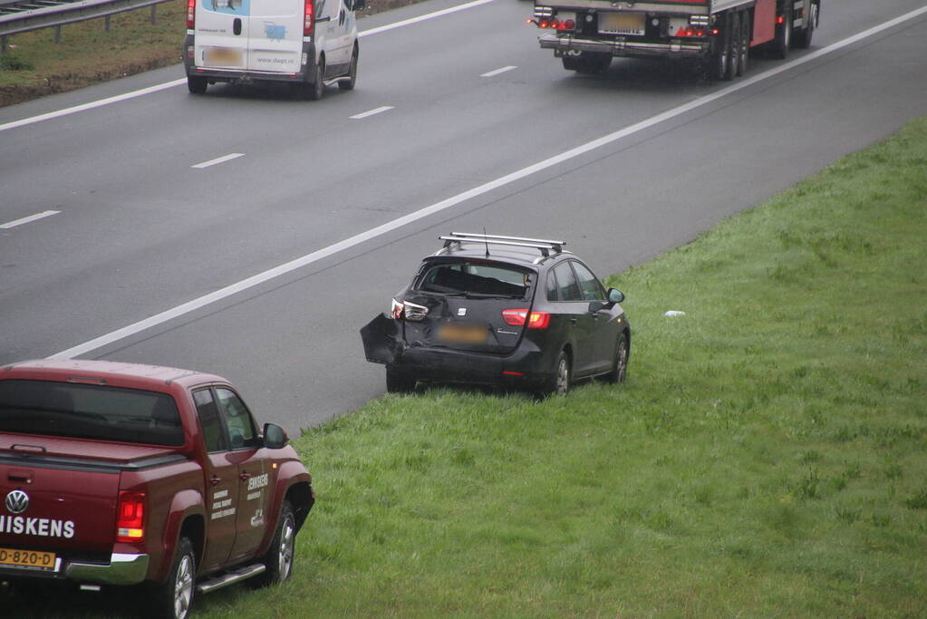 Kop-staartbotsing tussen twee voertuigen op de A50