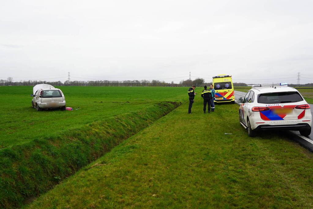 Automobiliste raakte van de weg en komt in weiland terecht