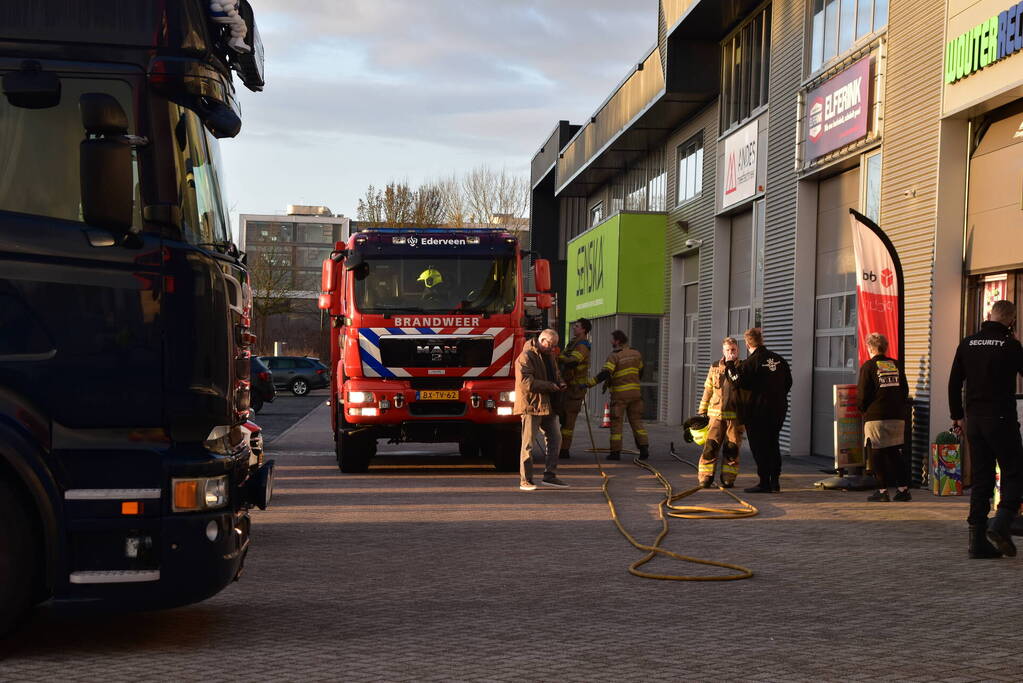 Brand in bedrijfspand zorgt voor rookontwikkeling