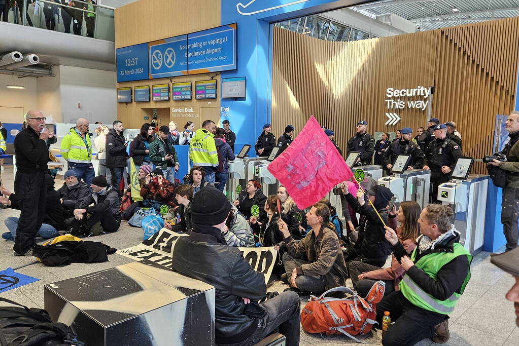 XR dringt eindhoven airport binnen