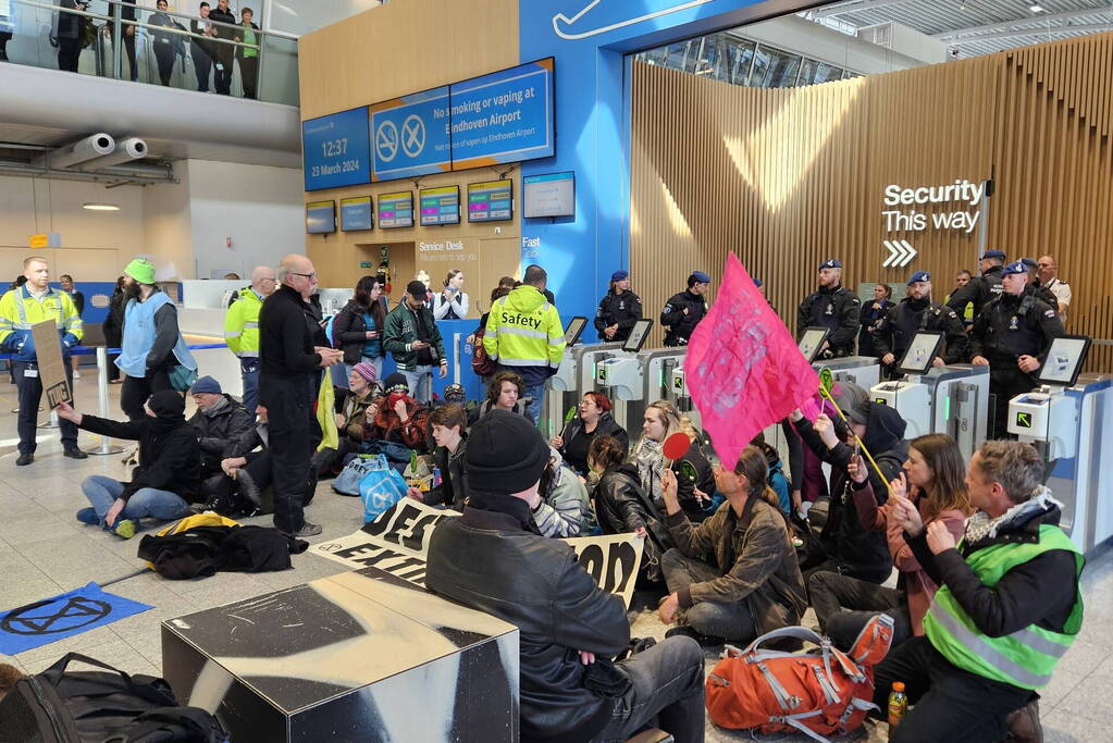 XR dringt eindhoven airport binnen