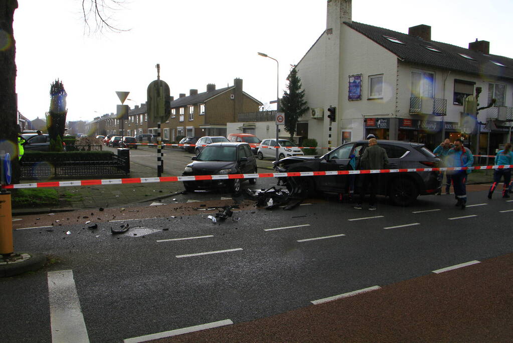 Flinke schade bij ongeval op kruispunt