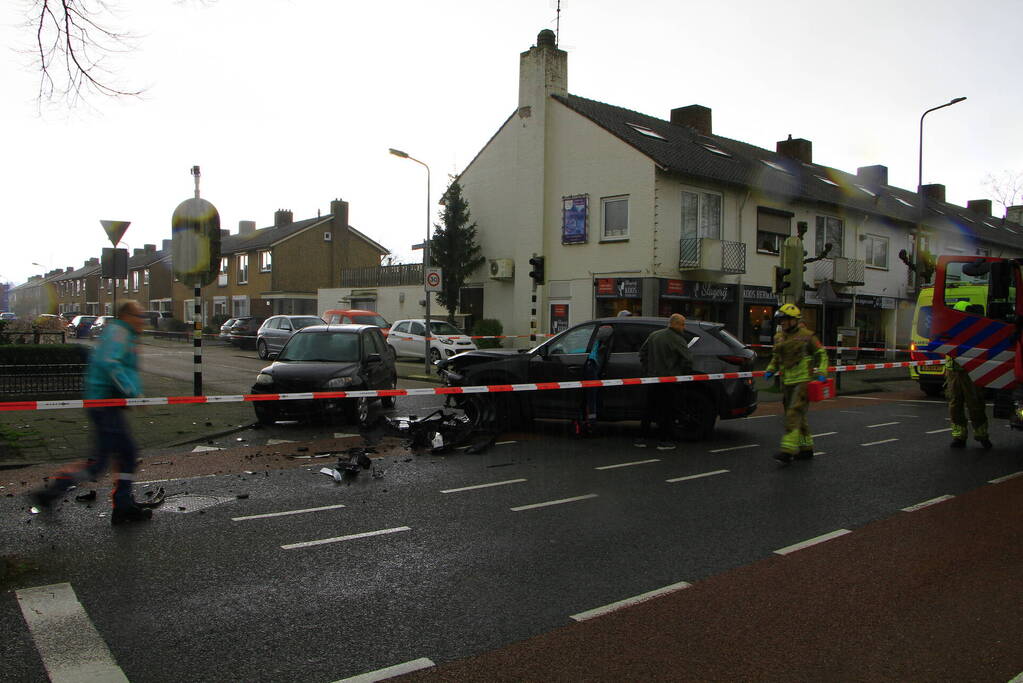 Flinke schade bij ongeval op kruispunt