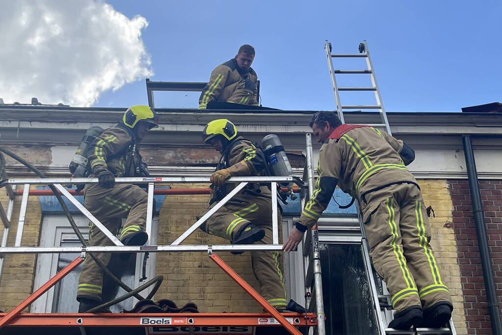Brand op dak van woning
