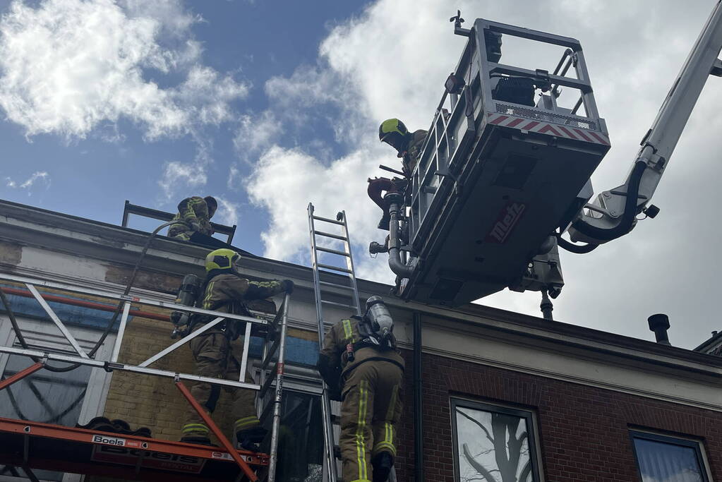 Brand op dak van woning