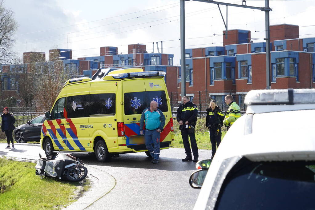 Auto en elektrische bakfiets botsen in Assen