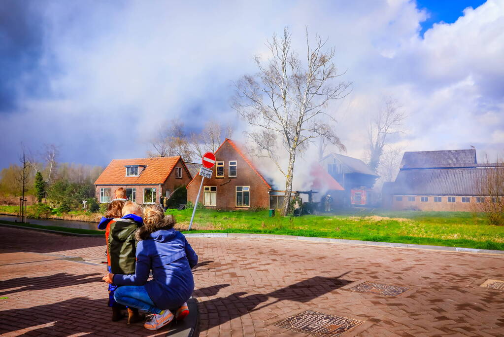 Felle brand aanbouw van voormalige manege