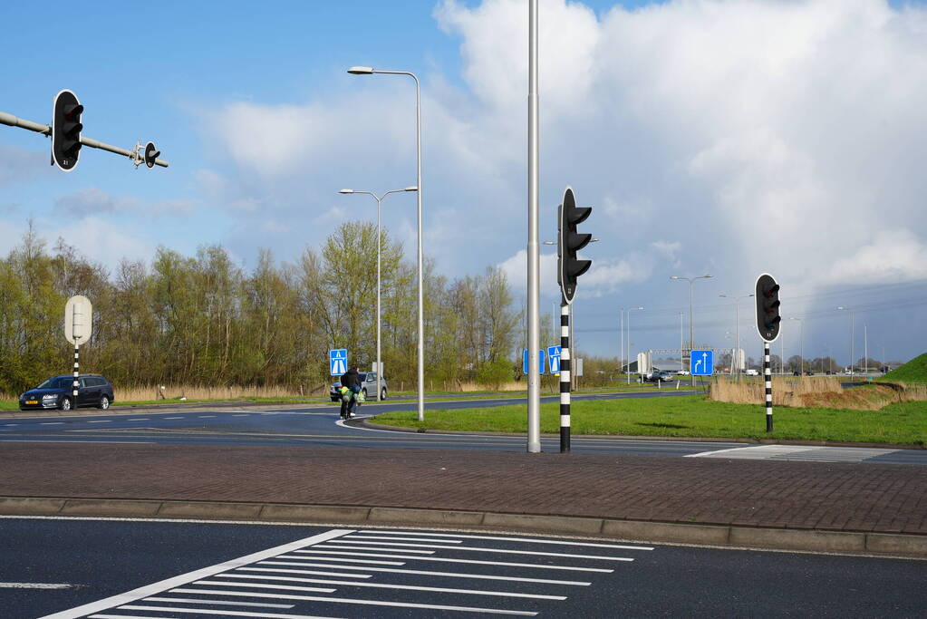 Voorbijganger grijpt in als man snelweg wil op fietsen