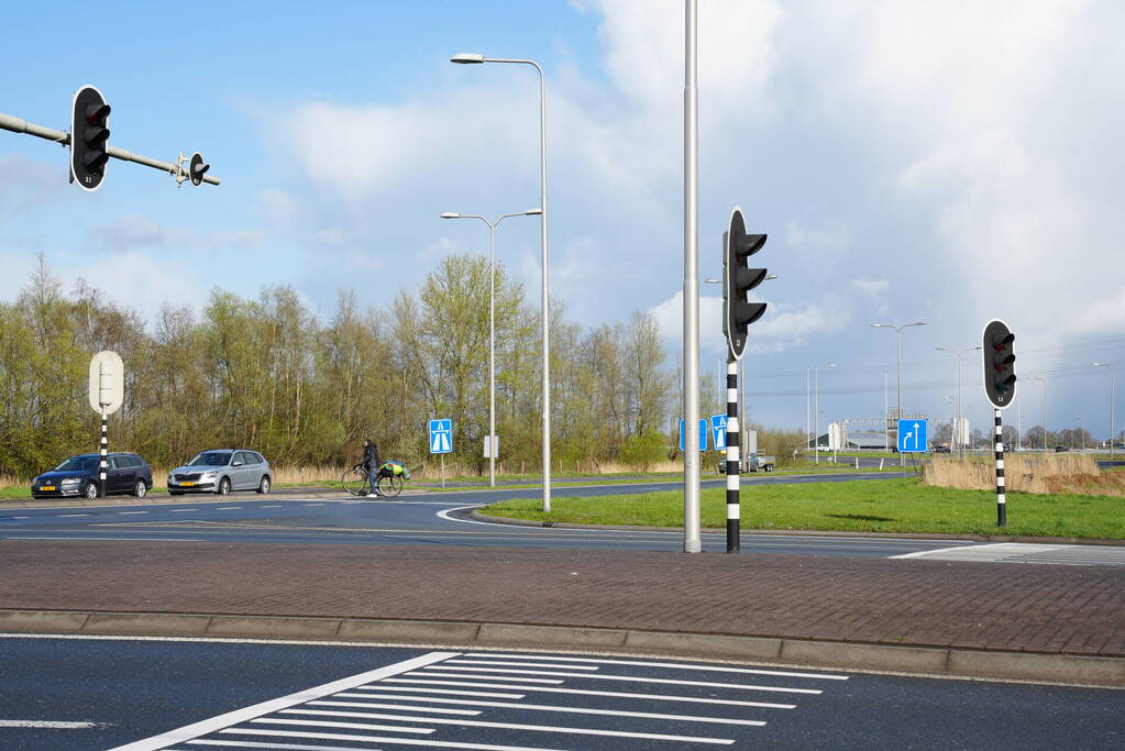 Voorbijganger grijpt in als man snelweg wil op fietsen