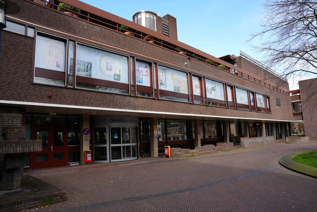 Tekeningen, foto's en bouwtekeningen als raamkunstwerk bij stadshuis