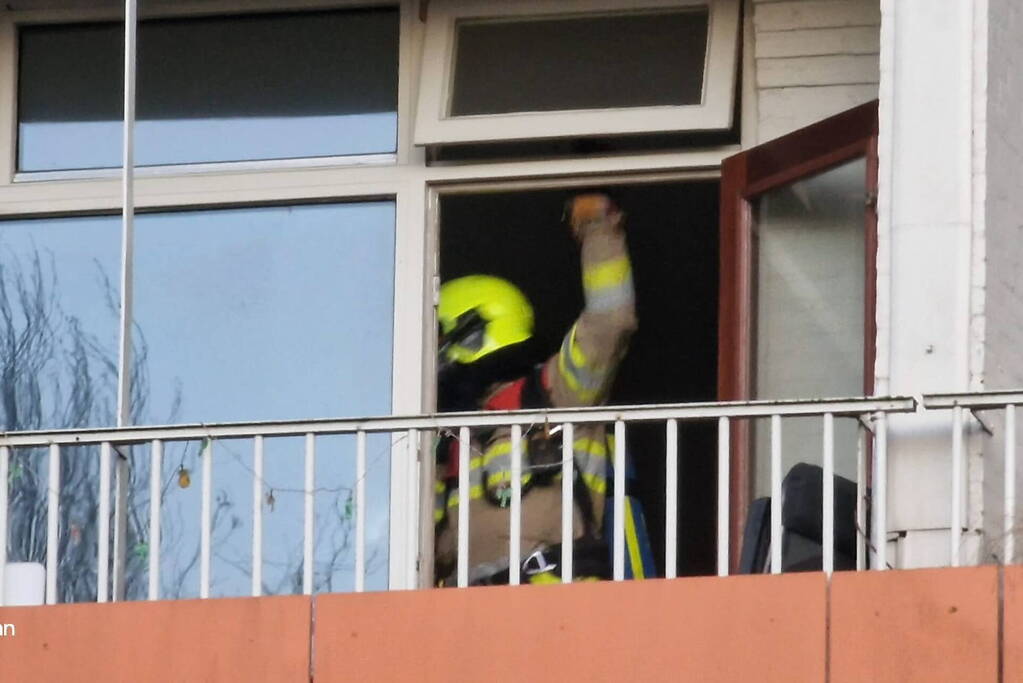 Brandweer blust kooktoestel in woning