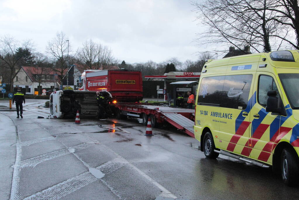 Bestelbus gelanceerd bij botsing en belandt op zijkant