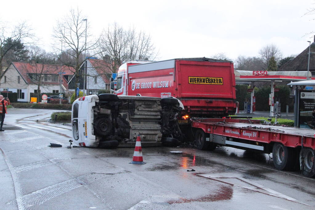 Bestelbus gelanceerd bij botsing en belandt op zijkant