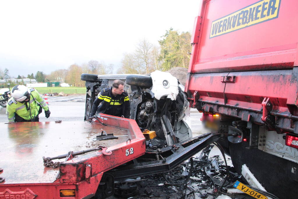 Bestelbus gelanceerd bij botsing en belandt op zijkant