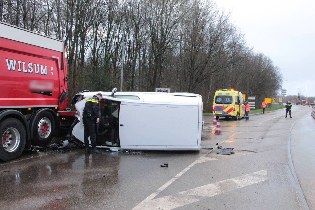 Bestelbus gelanceerd bij botsing en belandt op zijkant