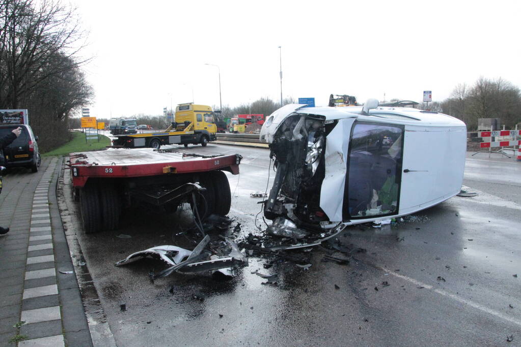 Bestelbus gelanceerd bij botsing en belandt op zijkant