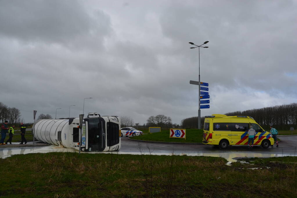 Vrachtwagen met melk kantelt