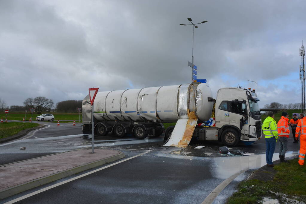 Vrachtwagen met melk kantelt