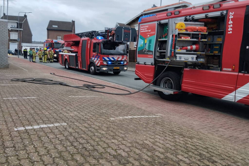 Veel rookontwikkeling bij schoorsteen van ventilatiebedrijf