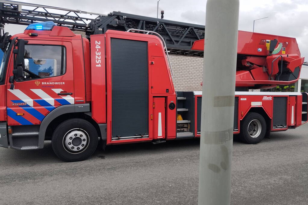 Veel rookontwikkeling bij schoorsteen van ventilatiebedrijf