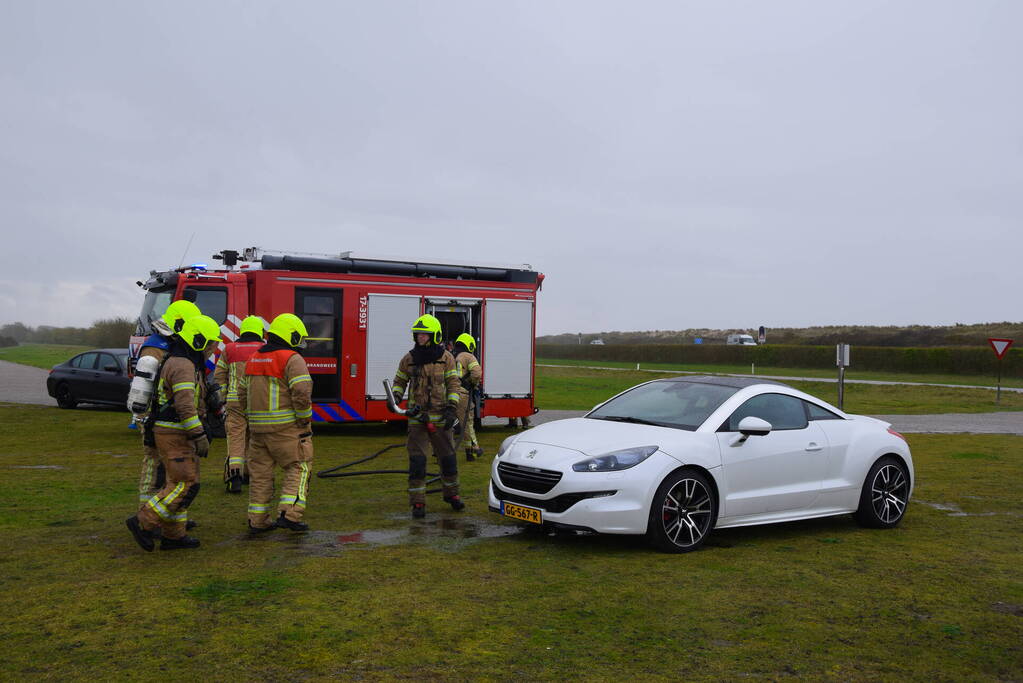 Brand in sportauto onder motorkap