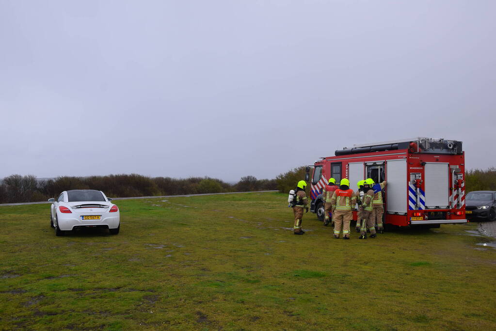 Brand in sportauto onder motorkap