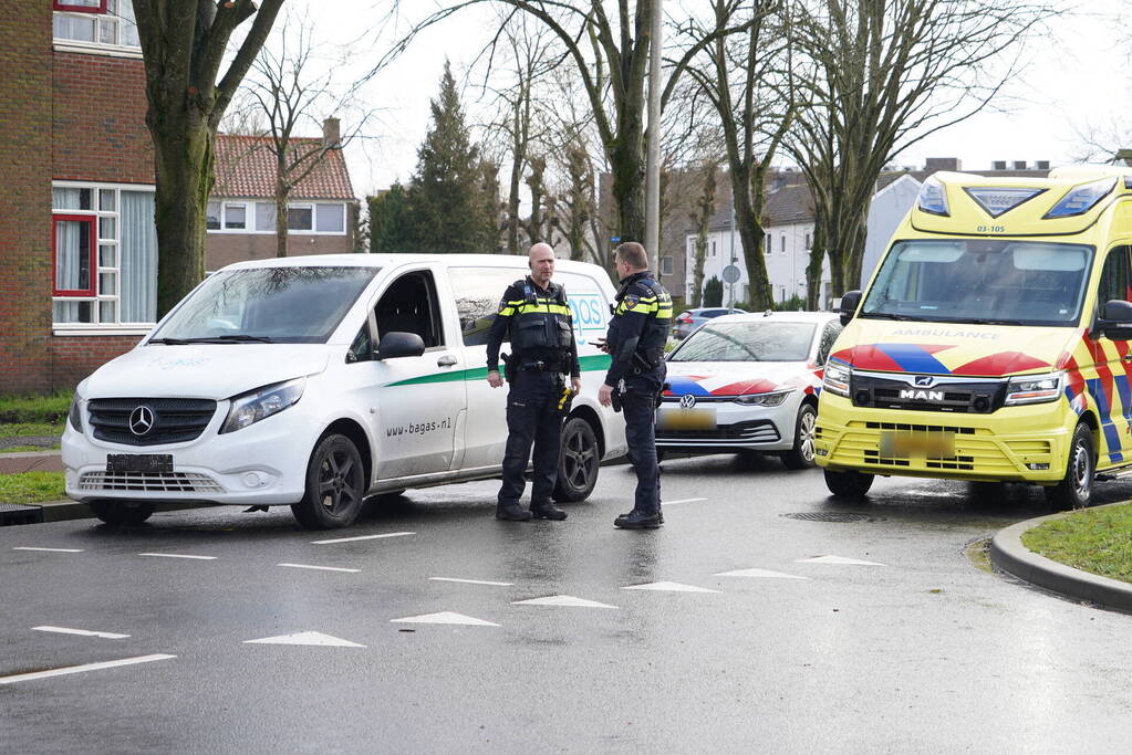 Agente gewond nadat bestelbus op politieauto inrijdt, agenten trekken wapen bij aanhouding