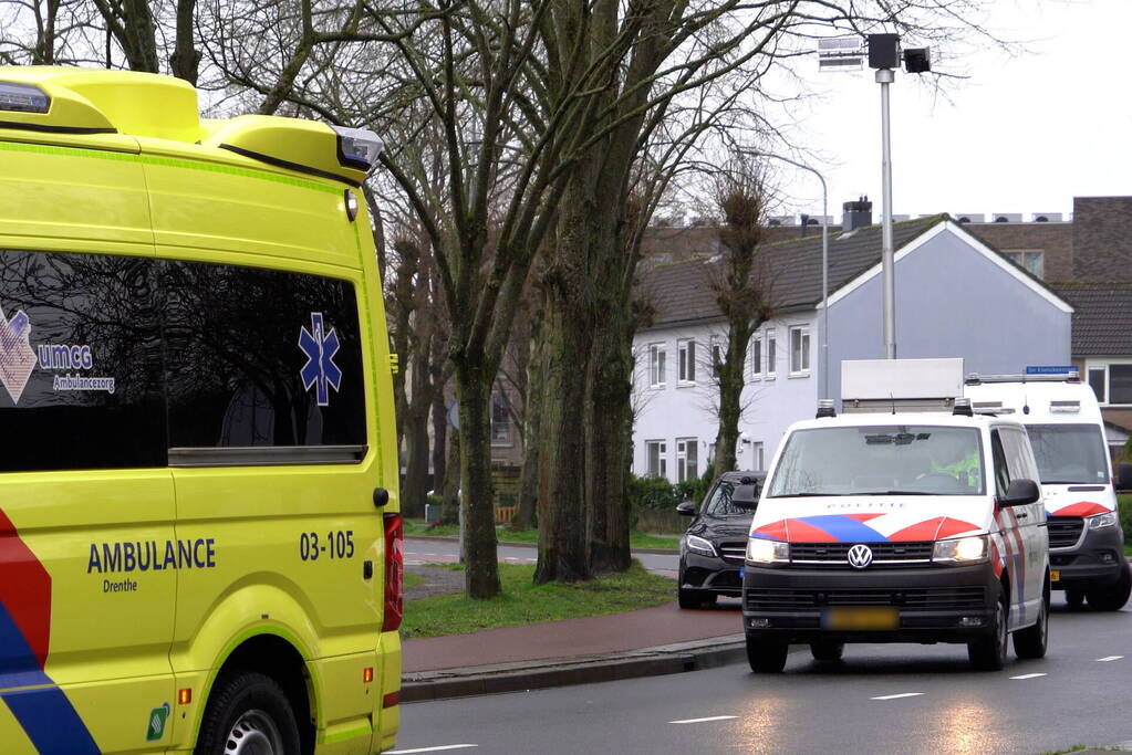 Agente gewond nadat bestelbus op politieauto inrijdt, agenten trekken wapen bij aanhouding