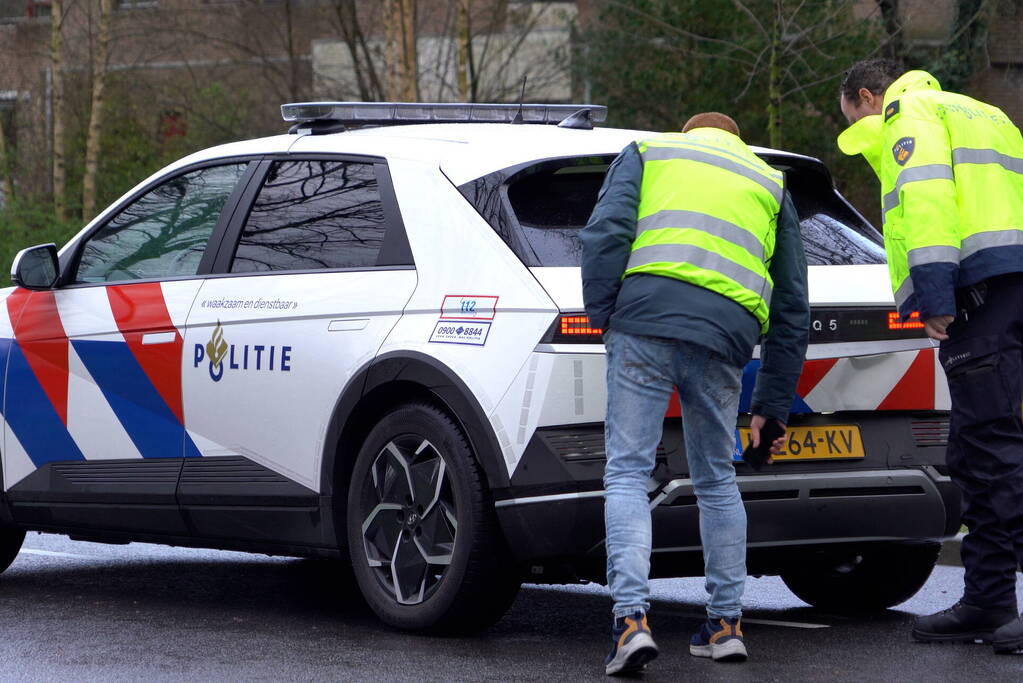 Agente gewond nadat bestelbus op politieauto inrijdt, agenten trekken wapen bij aanhouding
