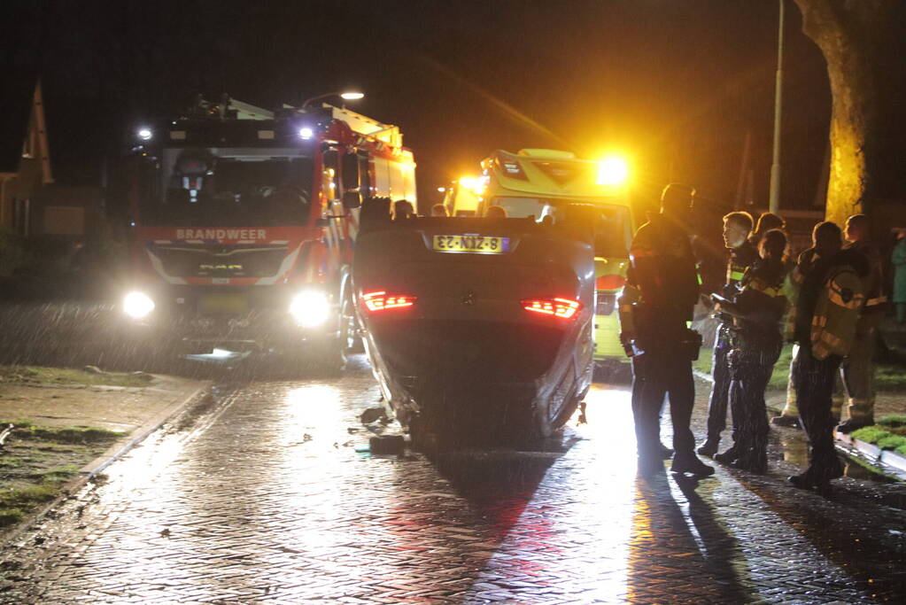 Auto vliegt over de kop bestuurder raakt gewond