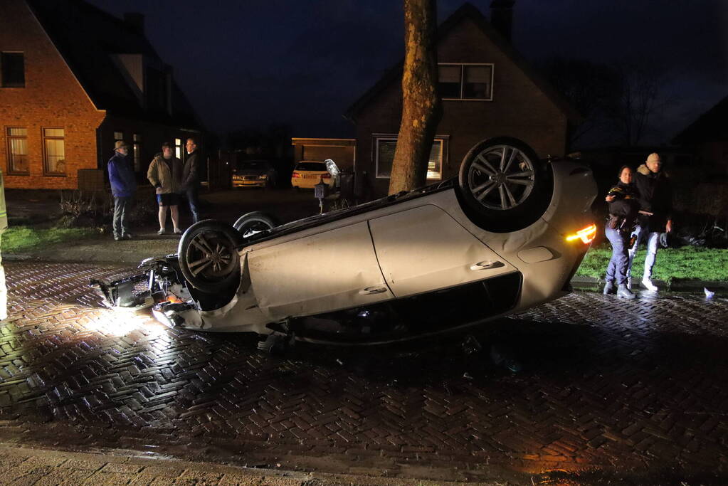 Auto vliegt over de kop bestuurder raakt gewond
