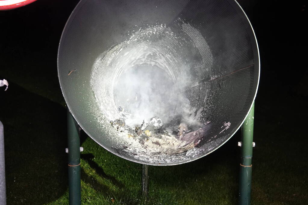 Politie blust brand in afvalvangnet