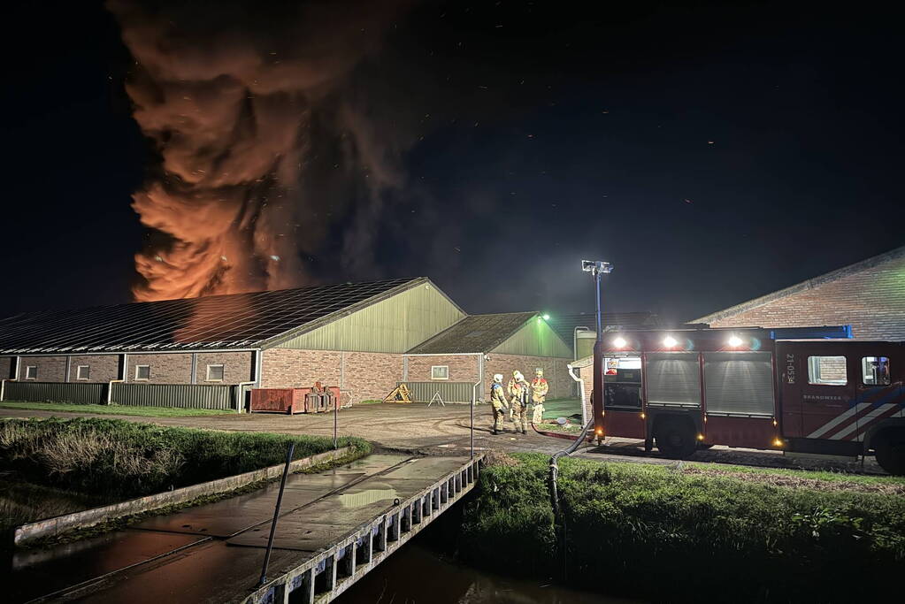 Uitslaande brand in stal, brandweer probeert dieren te redden